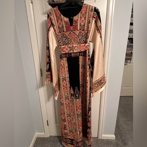Traditional Thob( dress), did’t fit, new never worn, bought last month . - Picture 2 of 6